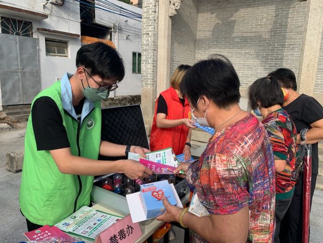 三鄉(xiāng)鎮(zhèn)開展“宣傳禁毒進(jìn)小家，‘無毒’社區(qū)靠大家”活動照片3.jpg