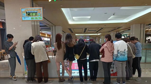 2023.4.3-打卡“體彩網(wǎng)紅店” 中山購彩者喜中頂呱刮25萬元 (2).jpg