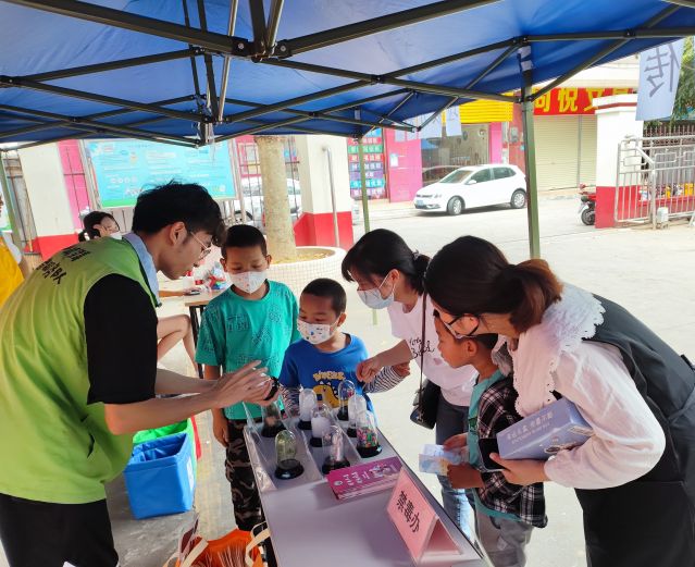 三鄉(xiāng)鎮(zhèn)開展“親子游園樂融融，大手小手齊禁毒“宣傳活動圖片3.jpg